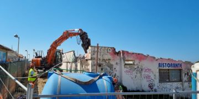 Torvajanica: Iniziati i lavori di abbattimento del Piccolo Porto