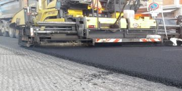 Pomezia: riprendono i lavori di asfaltatura in Via Varrone