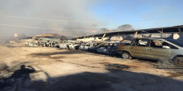 Incendio ad Ardea: brucia un deposito di pneumatici in via di Valle Caia